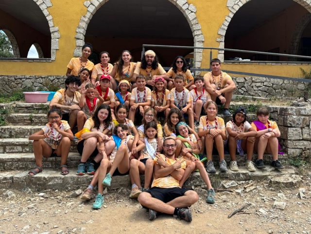 Amb un somriure i el cor ple, acomiadem els campaments Moixis 2025 de l’Esplai l’Albada!🏕️

Han estat deu dies on la màgia, les rialles i les emocions han omplert cada racó de cada un de nosaltres. Moments que hem viscut plegats i que, de ben segur, quedaran gravats a la nostra memoria. ❤️‍🩹
A totes les famílies, gràcies per deixar-nos formar part del camí dels vostres infants i per confiar tant amb nosaltres.
Ara, a disfrutar de l’estiu… i ens retrobem a l’octubre, amb l’energia renovada i les motxilles plenes de noves aventures! 🌄