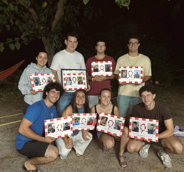 Avui toca acomiadar-nos d’uns monitors que han format part de la nostra gran família❤️‍🩹

Després de molts anys, toca emprendre nous camins. 
Gràcies per ensenyar-nos a créixer, a jugar i compartir moments tan especials amb nosaltres.
Anton, Olga, Joan, Clàudia, Gerard, Pablo, Laura, Jordi i Martí; sou part de la història de l’Albada i sempre serà casa vostra. 

Us trobarem molt a faltar, sempre sereu benviguts i benvingudes!! 🥰