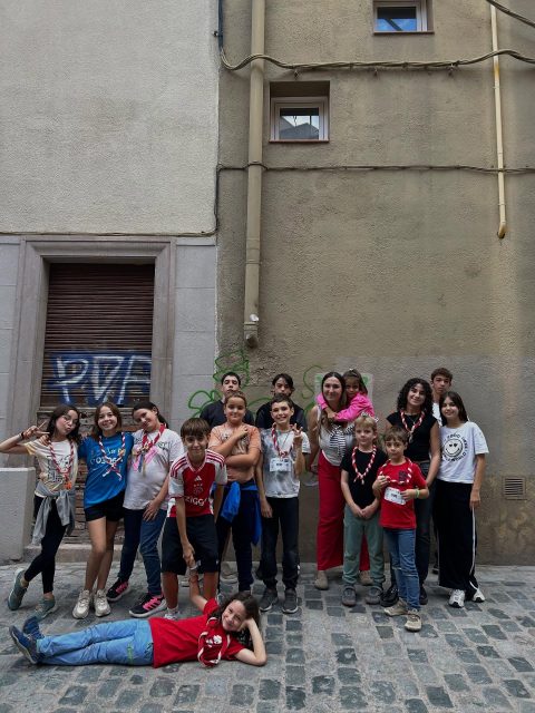 Aquest dissabte hem celebrat la castanyada a l’esplai!!

Vam aconseguir que tots els elements de la castanyada resolguessin el seu conflicte i tornessin a ser amics.🫂

Per acabar, vam cantar tots/es junts/es la cançó de la castanyera i vam menjar unes castanyes ben calentetes!🔥🌰.

Ens tornem a retrobar d’aquí a dues setmanes Albada🔴⚪️.