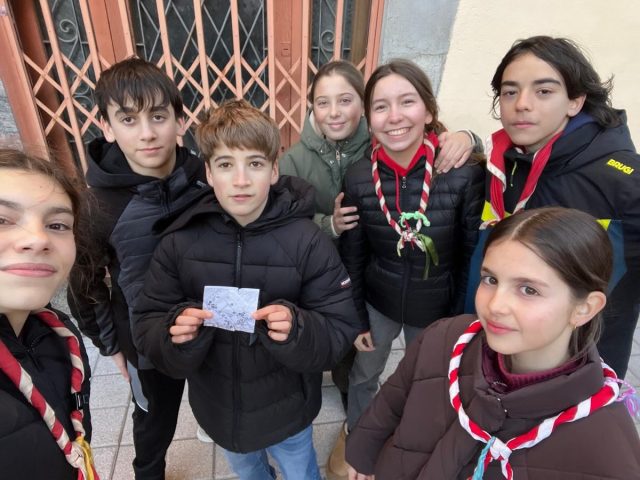 Avui el grup de Iubis hem anat per Reus a fer una gimcana. Hem anat agafant pistes fins a trobar un cofre amb candau🤫🔒