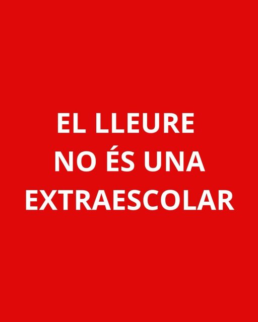 El dissabte passat vam celebrar la trobada d’infants del territori, que vam organitzar conjuntament amb @esplaiefa, que va reunir un total de 7 esplais del MCECC del territori de Tarragona, i estem molt agraïdes que hagin volgut participar.
Tot i l’èxit de la trobada, volem remarcar les dificultats amb les que ens vam trobar durant la preparació d’aquesta:
A Reus falten espais on poder fer activitats de lleure d’aquest caire. Vam sol·licitar a l’Ajuntament de Reus una escola on poder realitzar la trobada, un espai segur on podem tindre a infants, material i objectes personals sense risc, però la comunicació poc constant per part de l’Ajuntament i trabes burocràtiques han fet que una trobada de lleure d’àmbit territorial amb més de 250 infants i més de 100 monitors s’hagi hagut de celebrar en un espai sense l’adequació que necessitavem.
Agraïm a les famílies per seguir confiant amb naltros, i a tots els esplais que han vingut a disfrutar de la trobada, alhora que ens entristim pel mal rumb que està tenint l’Ajuntament amb el Lleure Educatiu no només de la ciutat, sinó de tot el territori.
Aquest fet ens omple de dubtes: a partir d’ara no tenim espais on fer lleure de qualitat? Tenim el suport de l’ajuntament? Com és i com ha de ser la relació entre entitats i institució?
El lleure no és una extraescolar, l’esplai és un projecte sense ànim de lucre amb monitores voluntàries que creiem en en l’educació no formal i treballem cada setmana perquè els infants aprenguin i creixin en un espai de qualitat.
@esplaismcecc @mcecctarragona @reus_cat
#reus #lleure #mcecc #tarragona #educacio